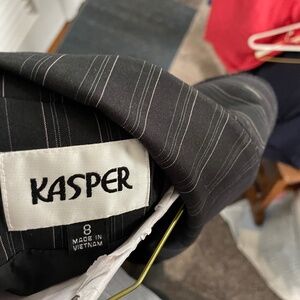 Kasper women’s size 8 pantsuit dark blue /black pinstripes